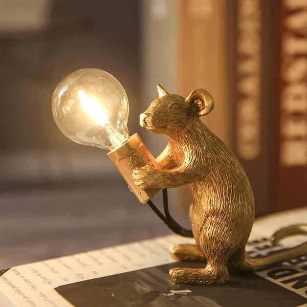Compacte goud-witte LED muizenlamp. Ideale sfeerverlichting, speelse hars tafellamp en unieke dierendecoratie.