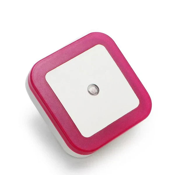 Kind loopt langs: 2 GlowGuard nachtlampjes met bewegingssensor verlichten de kinderkamer veilig met warmwit LED licht.