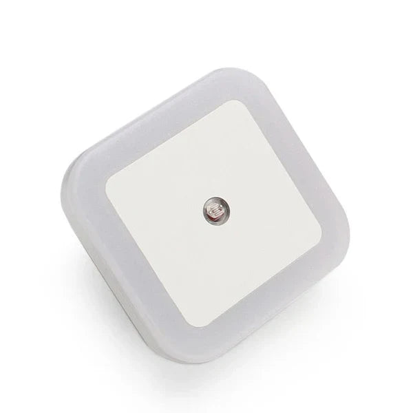 Dichtbij foto van de 2 compacte GlowGuard kinder nachtlampjes met bewegingssensor, klaar voor gebruik in kinderkamer.