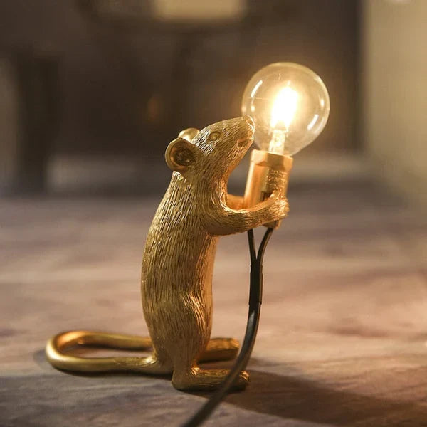 Elegante én speelse goud-witte LED muizenlamp. Unieke hars tafellamp, sfeervolle dierendecoratie voor moderne ruimtes.