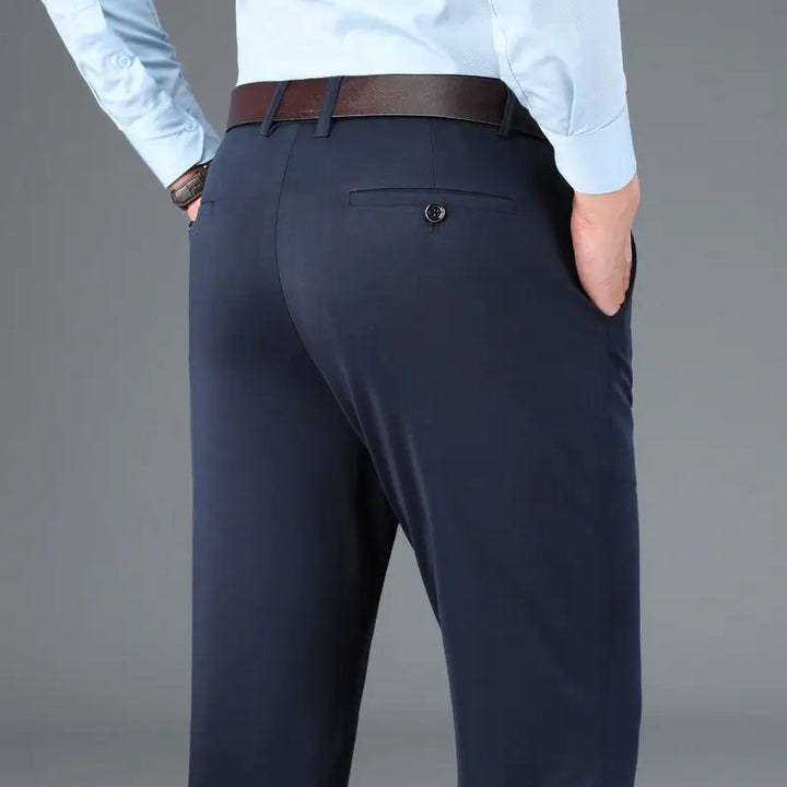 Formele look met heren stretch pantalon Leo, toont de veelzijdigheid voor zakelijke en stijlvolle outfits.