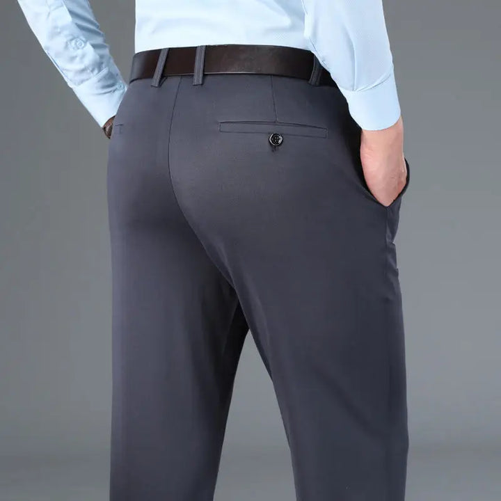 Detail van de flexibele stof van de heren stretch pantalon Leo, toont comfort en hoogwaardige kwaliteit.