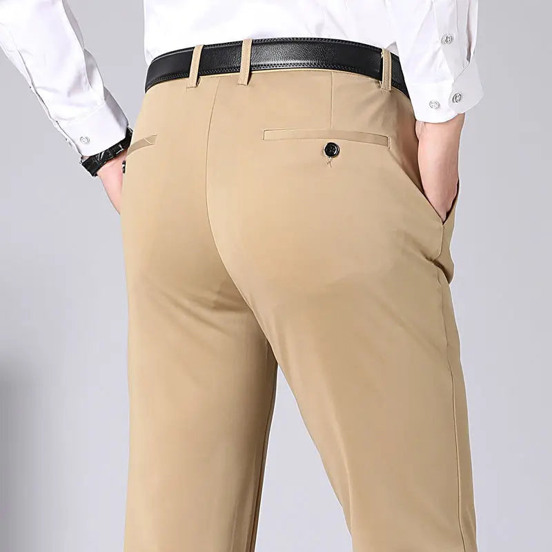 Heren stretch pantalon Leo, van voren gefotografeerd. Combineert comfort, stijl en flexibiliteit perfect.