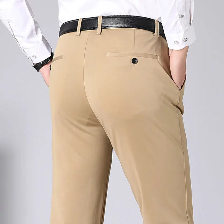 Heren stretch pantalon Leo, van voren gefotografeerd. Combineert comfort, stijl en flexibiliteit perfect.