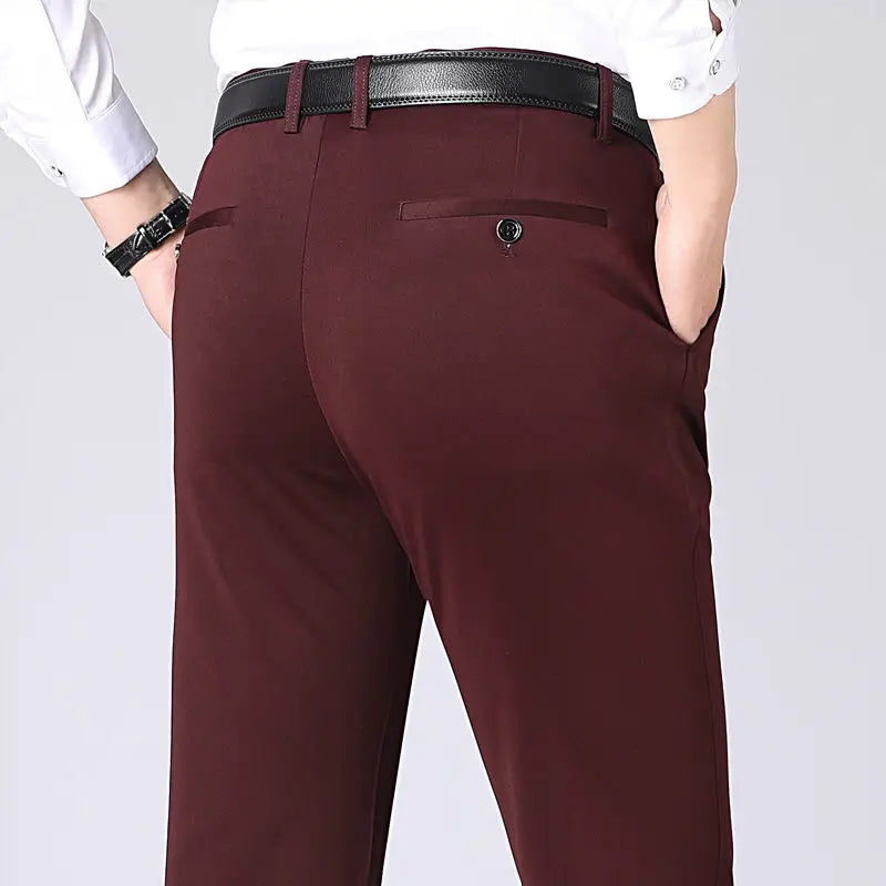 De comfortabele heren pantalon Leo in beweging, benadrukt de stretch en het draagcomfort van deze broek.