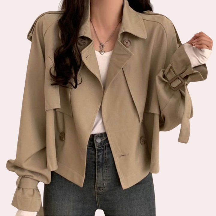 Korte damesjas Sienna in khaki, moderne en veelzijdige overgangsjas voor casual of elegante dameskleding.
