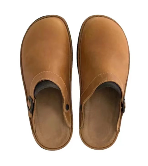 Praktische heren instappers, eenvoudig aan te trekken. Comfortabele kunstleren slippers voor thuisgebruik.