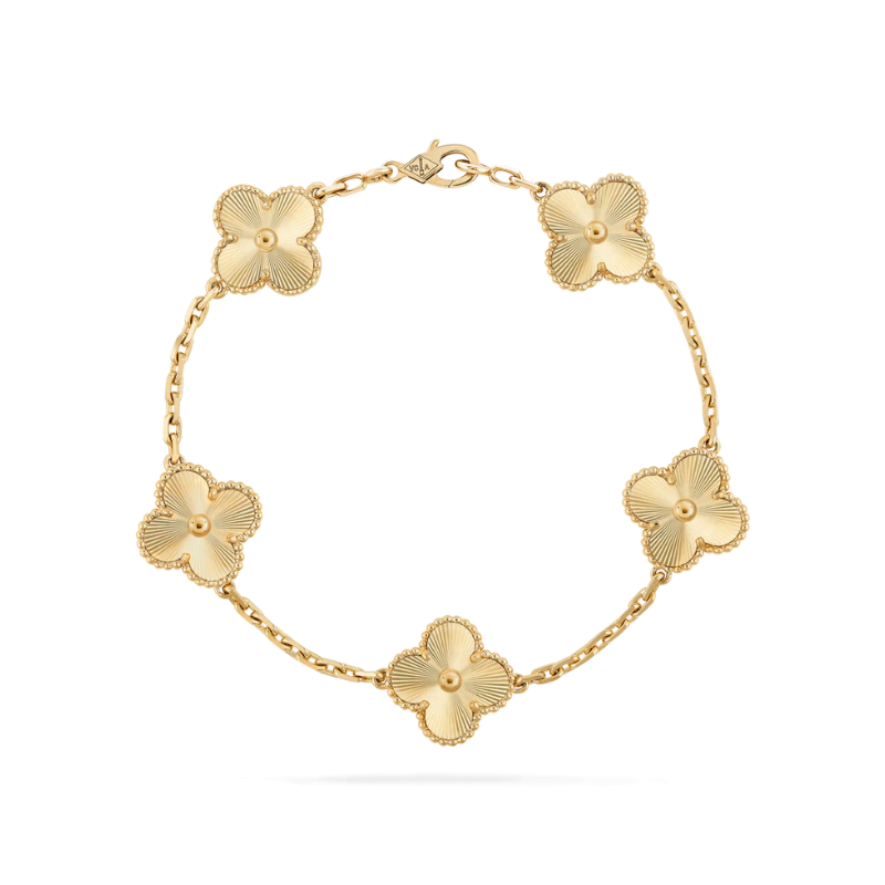 Glanzende goudkleurige Lana armband voor dames, een stijlvolle en verstelbare accessoire.