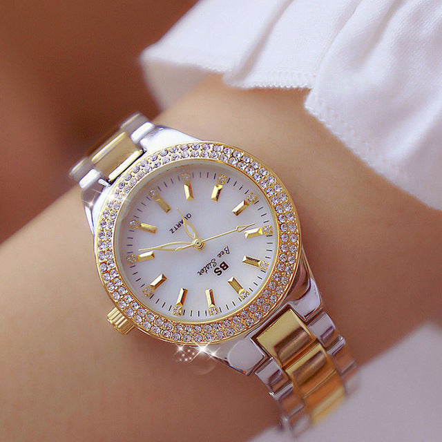 Elegant Esmée dames quartz horloge met glanzende zilverkleurige roestvrijstalen band, ideaal voor een modieuze look.