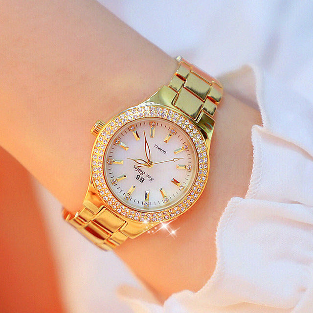 Modern dames polshorloge met quartz uurwerk en glanzende gouden band, een stijlvol en waterbestendig accessoire.