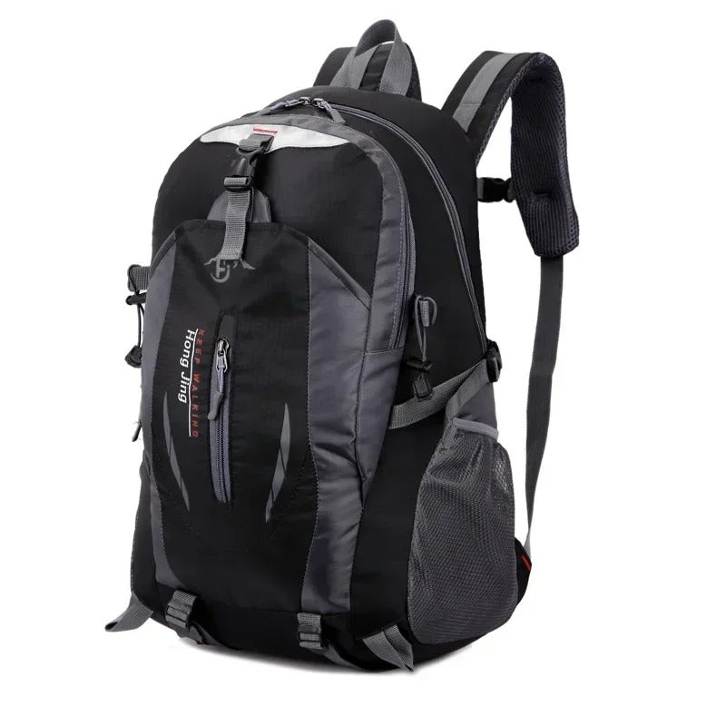 Duurzame waterdichte polyester outdoor rugzak (40L) voor reizen, wandelen en sport, met robuuste ritsen.
