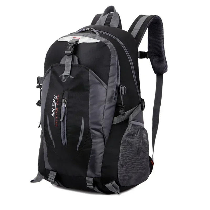 Duurzame waterdichte polyester outdoor rugzak (40L) voor reizen, wandelen en sport, met robuuste ritsen.