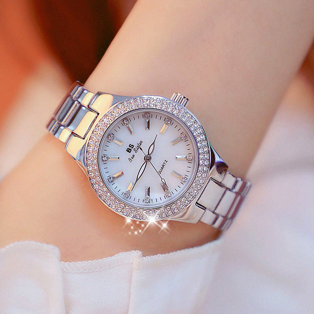 Subtiel dames quartz horloge met glanzende roestvrijstalen afwerking, perfect als elegant geschenk voor elke vrouw.