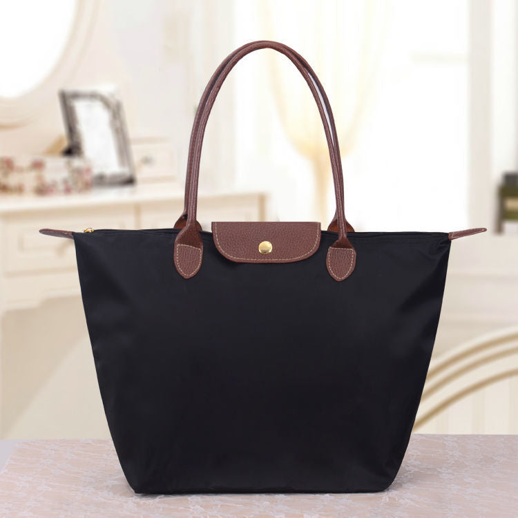 Dames schoudertas, trendy en ruim, ideaal als veelzijdige handtas voor dagelijks gebruik.