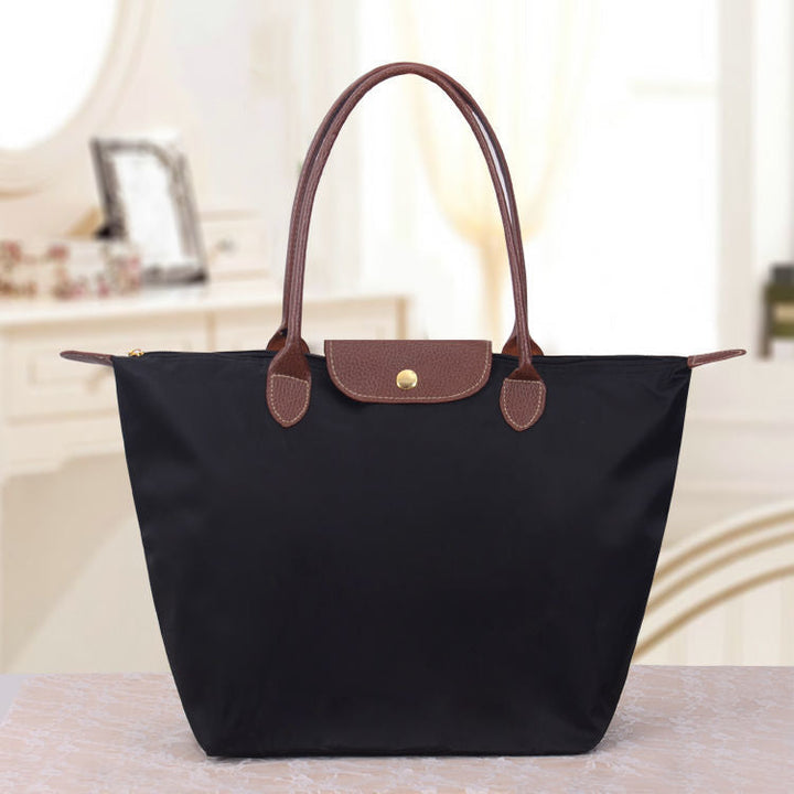Dames schoudertas, trendy en ruim, ideaal als veelzijdige handtas voor dagelijks gebruik.