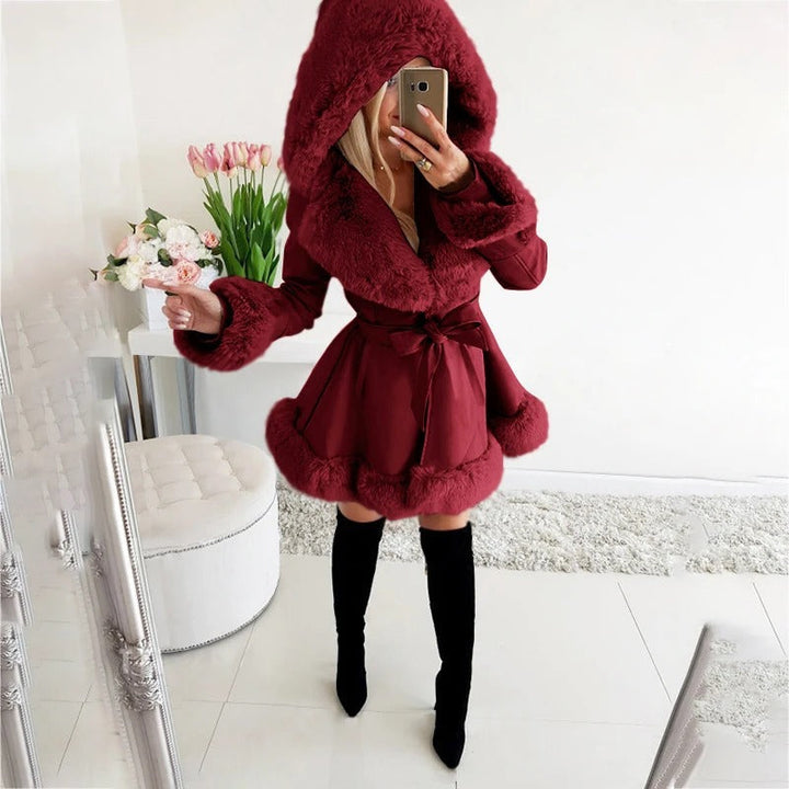Rugdetail van de comfortabele dames winterjas, toont de elegante snit en warme gevoerde buitenkleding voor vrouwen.