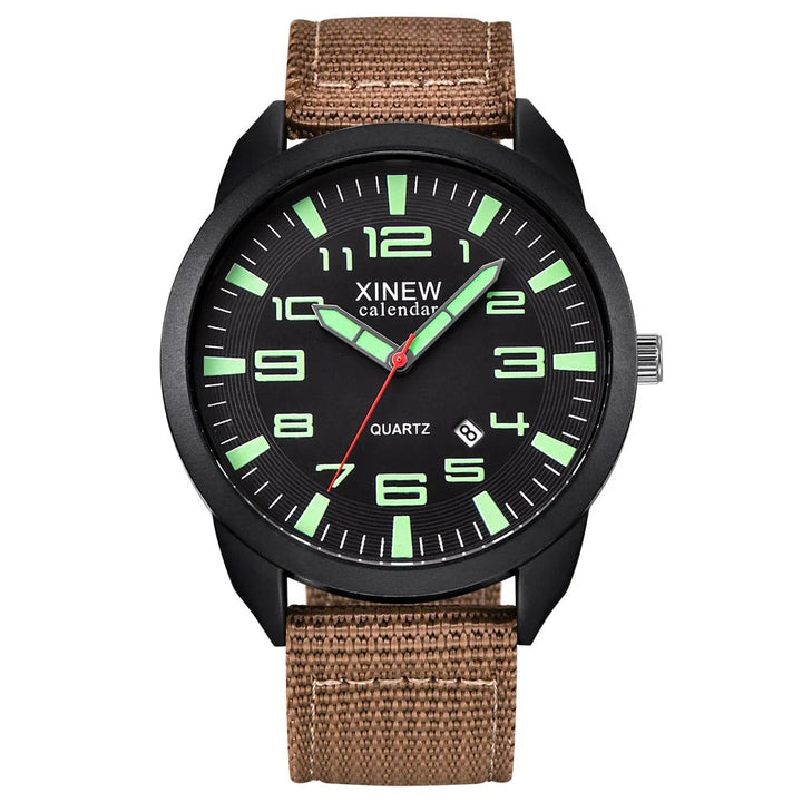 Detailopname van Lumo quartzhorloge wijzerplaat met heldere verlichting en duidelijke kalender.