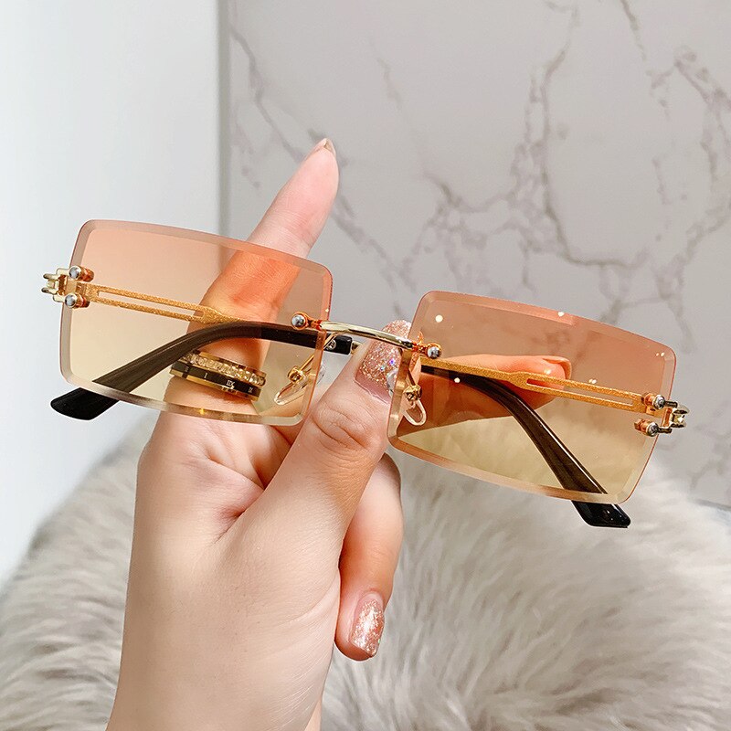 Trendy dames zonnebril met rechthoekige glazen. Een kleurrijk en stijlvol mode-item voor de zomer.