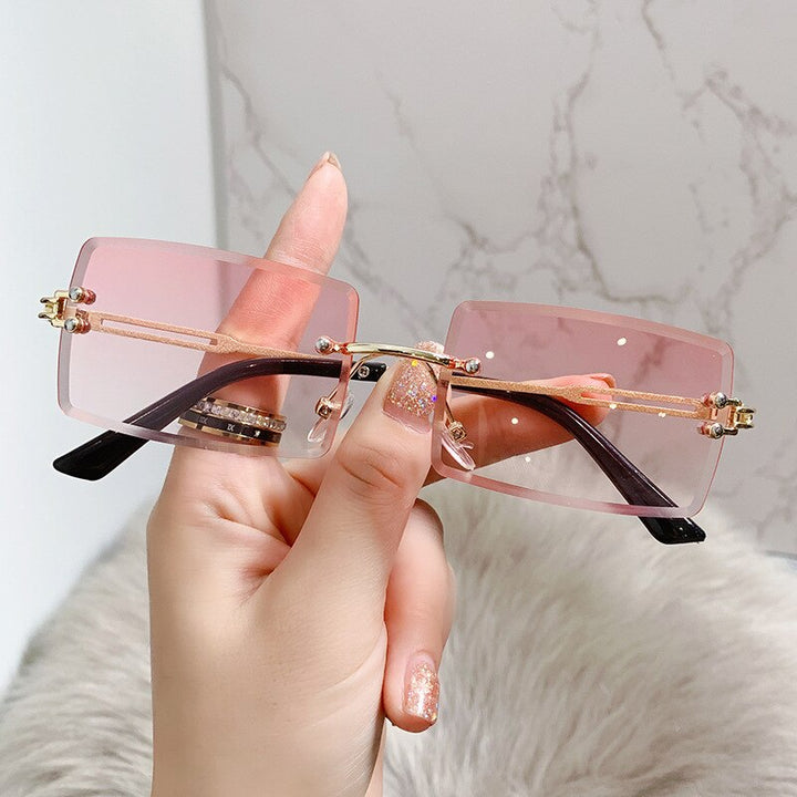 Roze rechthoekige dames zonnebril. Stijlvol mode-accessoire met UV-filter, perfect voor zonnige dagen.