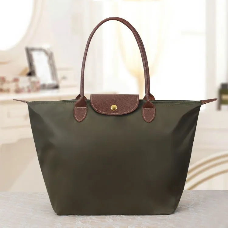 Veelzijdige dames handtas in trendy design, comfortabel als schoudertas te dragen.