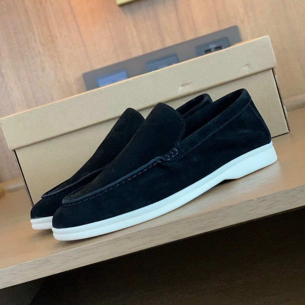 Close-up van luxe heren instappers, comfortabel materiaal en tijdloze 'Old Money' stijl. Ideaal voor elegante schoenen.