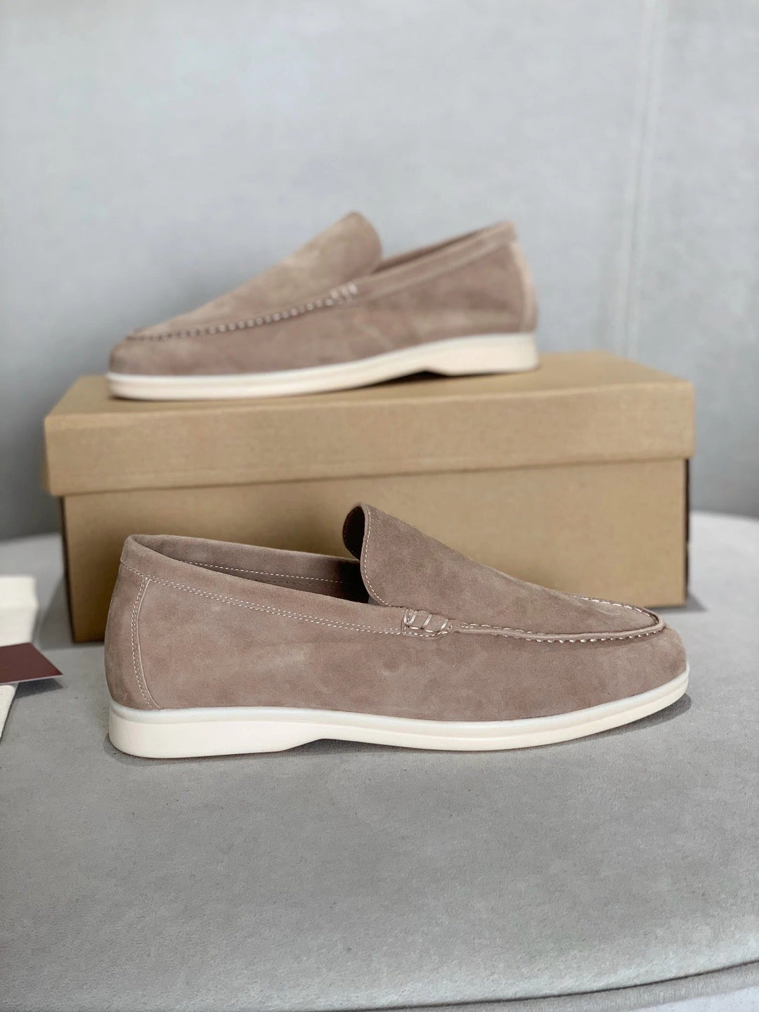 Zijkant van 'Old Money' stijl heren loafers, strak design. Comfortabele en veelzijdige voetmode voor de moderne man.