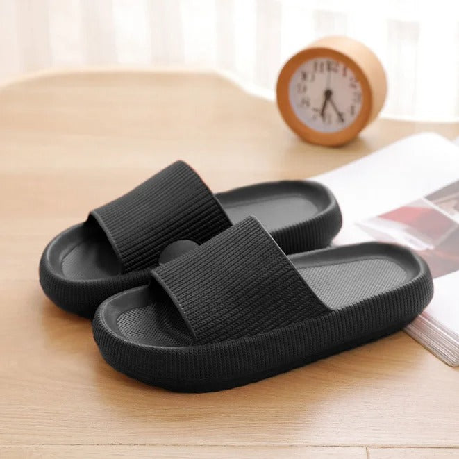 Antislip CozyCloud huisschoenen, unisex, voor warme voeten en veilige stappen binnenshuis.