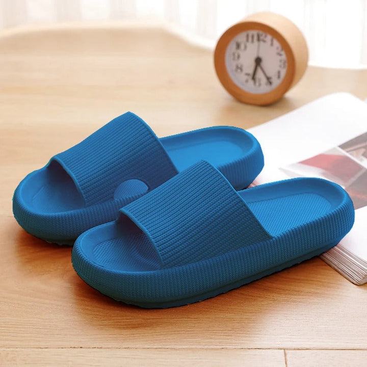CozyCloud unisex slippers met dempende zool; ultiem comfort en ondersteuning thuis.