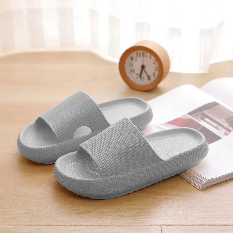 Unisex CozyCloud slippers in blauw, met zachte voering voor superieur comfort binnenshuis.