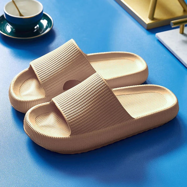 Unisex CozyCloud comfort slippers met hemels zachte zool voor dagelijks comfort binnen.