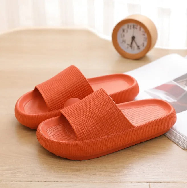 Unisex CozyCloud comfort slippers, een weldaad voor je voeten na een drukke dag thuis.