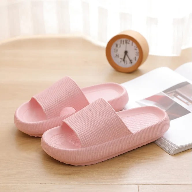 Trendy CozyCloud binnen schoenen, unisex, met zachte zool in een moderne grijze kleur.