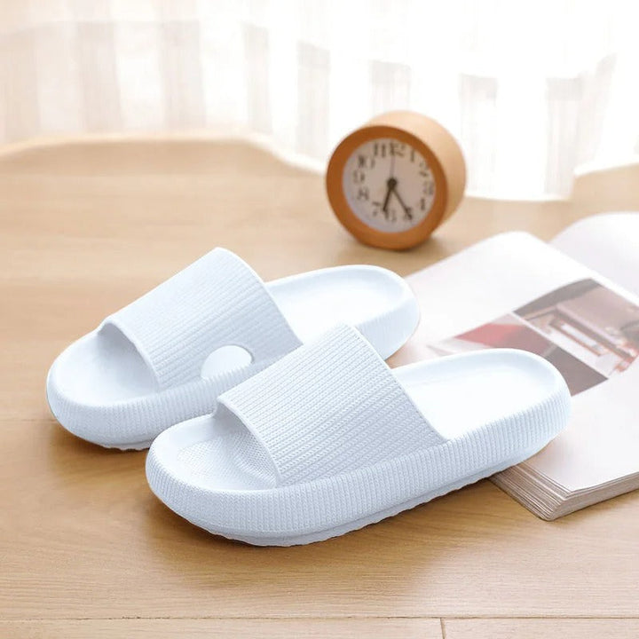 CozyCloud unisex slippers met ergonomische zool voor langdurig comfort en ondersteuning.