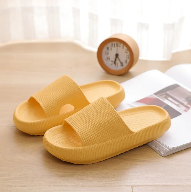 Unisex CozyCloud slippers; de perfecte combinatie van stijl, comfort en zachtheid thuis.