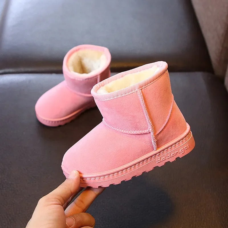 Zachte Boston Mini winterlaarsjes houden baby voeten warm en comfortabel. Perfect voor koude dagen.