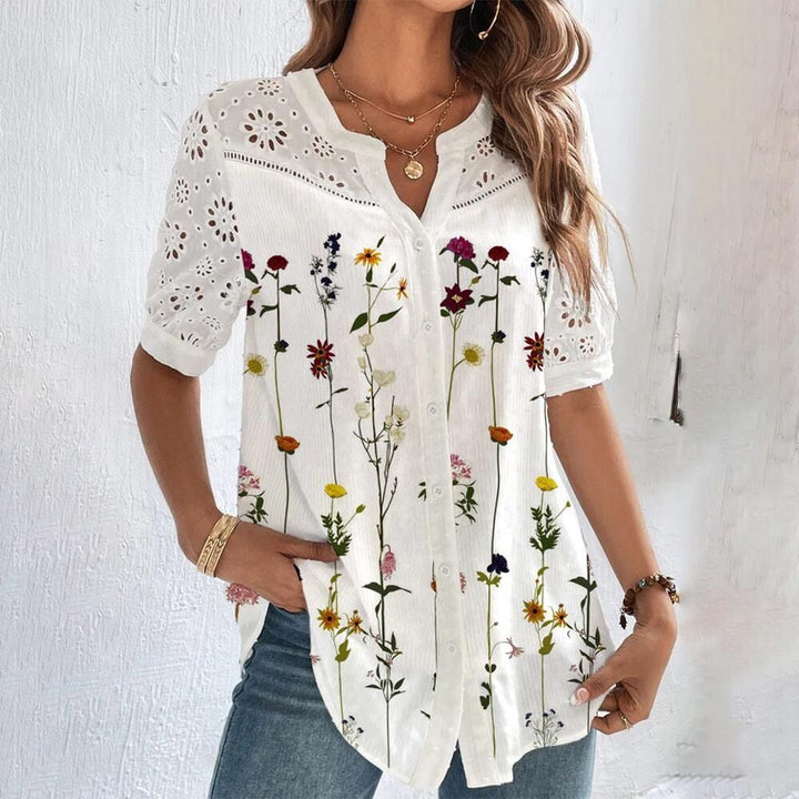Dames vrolijke blouse met speelse, kleurrijke print. Comfortabele pasvorm voor lente/zomer mode.
