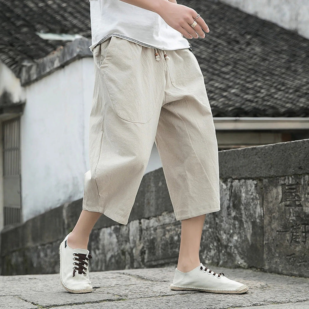 Luchtige heren driekwartbroek, perfect voor casual comfort en stijl in de zomer. Essentiële zomerkleding.
