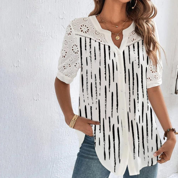 Vrolijke damesblouse met levendige, speelse print. Diverse kleuren, perfect voor zomerse mode.