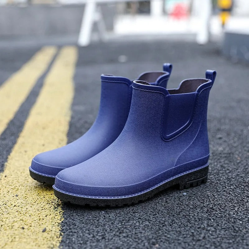 Stijlvolle waterdichte heren regenlaarzen, halfhoog model, perfect voor buiten. Verkrijgbaar in zwart, blauw, groen.
