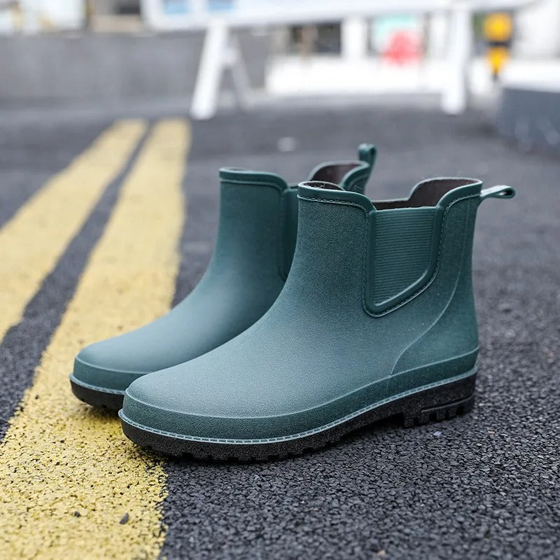 Duurzame luxe heren regenlaarzen, waterdicht en comfortabel. Dit halfhoge model is een Lucas Rain Walk.
