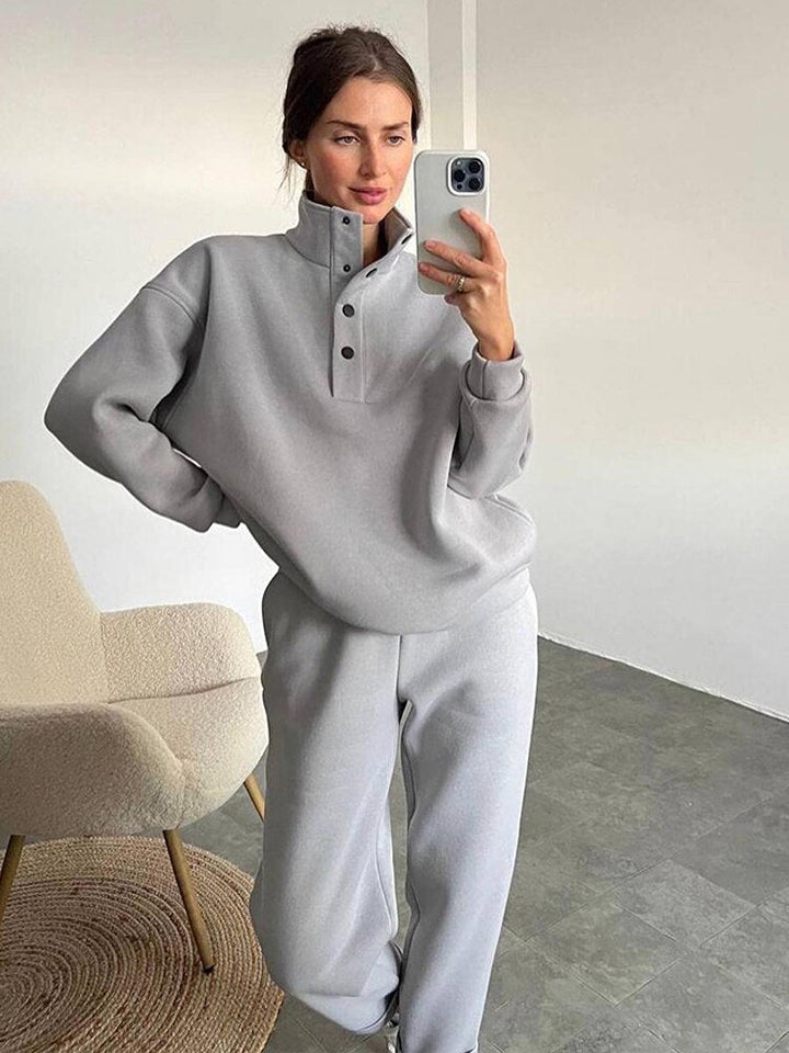 Model draagt een trendy dames oversized hoodie en bijpassende joggingbroek voor ultiem comfort en een casual look.