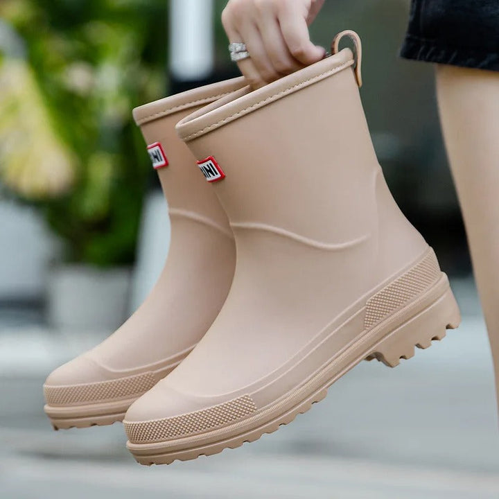 Comfortabele dames regenlaarzen aan de voeten, ideaal voor lange wandelingen en outdoor avonturen.