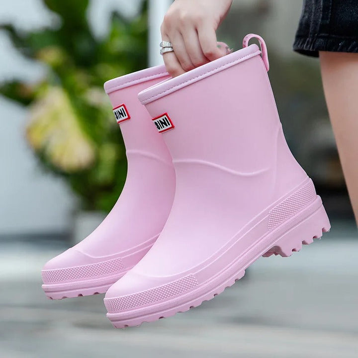 Moderne dames regenlaarzen met elegante pasvorm, perfect voor een stijlvolle outfit in de regen.