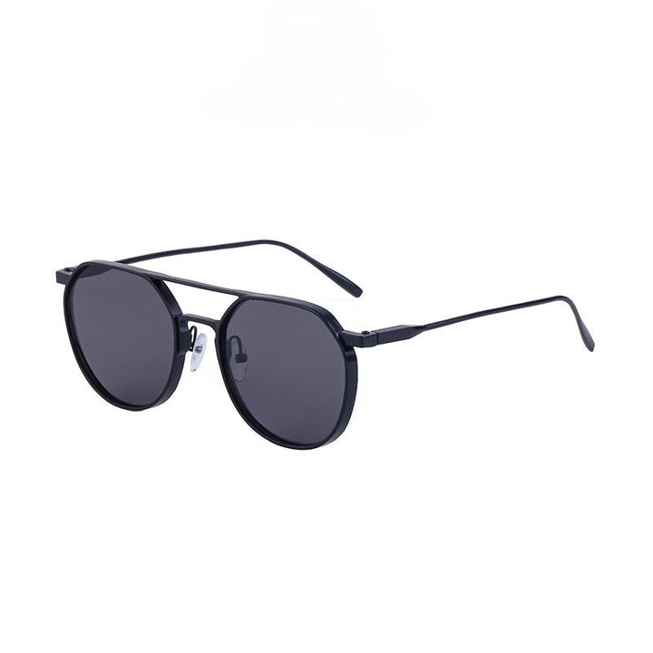 Modieuze unisex zonnebril met beschermende glazen voor een trendy look. Perfect stijlvol accessoire voor zonovergoten dagen.