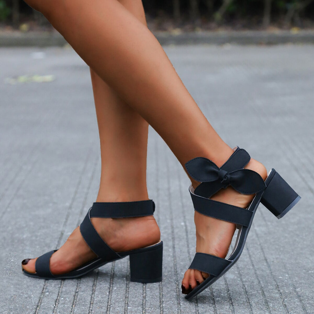 Zwarte dames bohemian sandalen met comfortabele pasvorm en elegante gesp. Perfecte platte zomerschoenen.