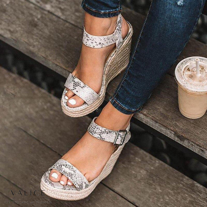 Bruine dames orthopedische sleehak sandalen met gesp, perfecte ondersteuning en modieuze look.