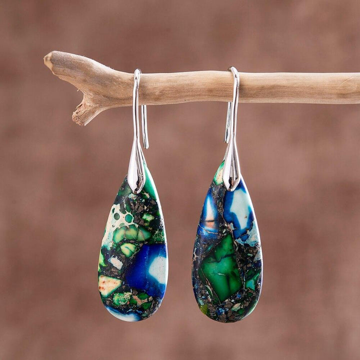 Handgemaakte dames sieraden: traanvormige oorbellen van natuursteen, voor aarding en innerlijke balans.