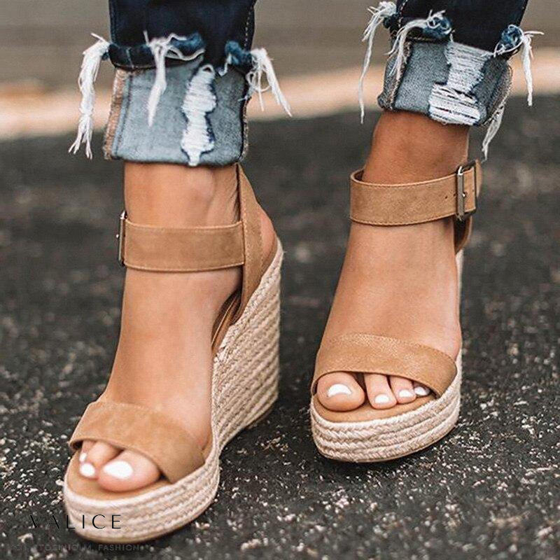 Stijlvolle dames sleehakken met slang print, orthopedische sandalen met gesp en kurkzool voor zomercomfort.