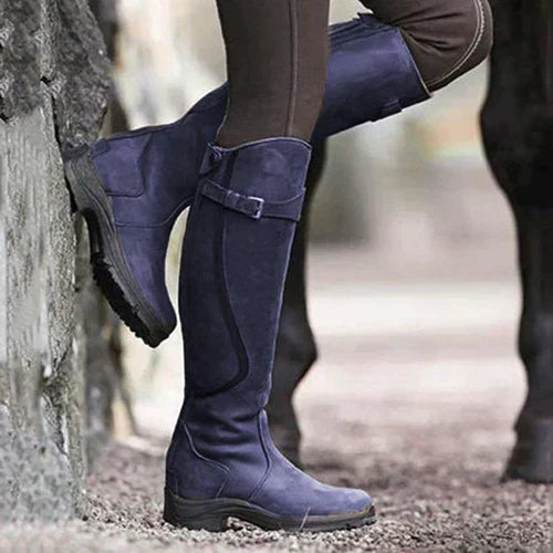 Modieuze waterdichte thermische dames winterlaarzen aan de voeten, ideaal voor comfortabel outdoor gebruik bij koud weer.