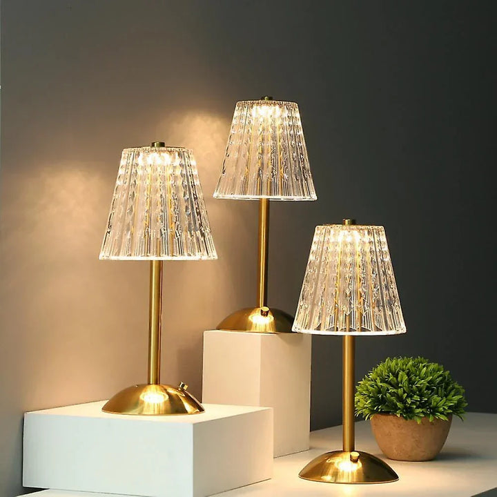 Elegante draadloze tafellamp met schitterend kristal, luxe gouden voet, dimbaar sfeerlicht.